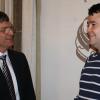 Listennachfolger: Michael Eusemann (rechts) wird von Bürgermeister Ulrich Werner als neuer Gemeinderat vereidigt.
