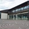 Schüler und Senioren unter einem Dach? Die Gemeinde Sandberg hat sich Gedanken über die künftige Nutzung des Schulgebäudes gemacht.