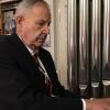 Ex-Domorganist Paul Damjakob zu Hause an seiner privaten Orgel.
