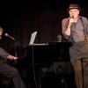 Kleinkunst mit Hosenträgern: Pianist Benedikt Eichhorn und Pigor beim lässigen Auftritt im Würzburger Bockshorn. 