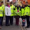 In der Unteren Hauptstraße in Bergtheim ist der Schulweg für die Grundschulkinder dank der Schülerlotsen sicherer geworden (von links): Lydia Popp, Dominika Beck, Verkehrserzieherin Beate Neumayer, Grundschulrektorin Doris Müller, Polizeihauptmeisterin Annette Schmiedl, Hiltrud Stöcker, Organisatorin Inge Müller, Peter Zimmermann und Florian Meier.