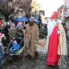 Der Nikolaus und Knecht Ruprecht beschenkten auf dem Weihnachtsmarkt in der Gemündener Altstadt viele brave Kinder. 
