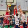 Stark: Der Eltmanner Carlos Antony schmettert den Ball am Lüneburger Block (von rechts) Gijs van Solkema und Michel Schlien vorbei.