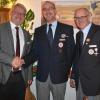Ehrung beim Roten Kreuz: (von links) Bürgermeister Klaus Schenk, Gerhard Barthel und Herbert Barthel (Bereitschaftszugführer).
