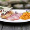 Erster Gang: mit Speck aus Roter Beete.