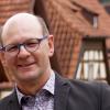 Und es funktioniert doch. Wer den Bericht über die Nominierung der Stadtratsliste der Zeiler SPD genau studiert, wird feststellen, dass ein nicht unwichtiger Name fehlt: Thomas Stadelmann. Der Bürgermeister hatte im Vorfeld seinen politischen Konkurrenzparteien angeboten, auf dieses Privileg, das seiner Partei eine Menge Stimmen gebracht hätte, zu verzichten, wenn diese im Gegenzug ihrerseits keinen eigenen Bürgermeisterkandidaten aufstellen. In Zeil funktioniert sowas. In Haßfurt machte Bürgermeister Günther Werner der CSU ein ähnliches Angebot. Ein Verzicht des Haßfurter Amtsinhabers hätte die WG ein bis zwei Sitze – wohlgemerkt von den gewählten sechs – kosten können. Die Haßfurter CSU hat abgelehnt. Und es funktioniert doch. Wer den Bericht über die Nominierung der Stadtratsliste der Zeiler SPD genau studiert, wird feststellen, dass ein nicht unwichtiger Name fehlt: Thomas Stadelmann. Der Bürgermeister hatte im Vorfeld seinen politischen Konkurrenzparteien angeboten, auf dieses Privileg, das seiner Partei eine Menge Stimmen gebracht hätte, zu verzichten, wenn diese im Gegenzug ihrerseits keinen eigenen Bürgermeisterkandidaten aufstellen. In Zeil funktioniert sowas. In Haßfurt machte Bürgermeister Günther Werner der CSU ein ähnliches Angebot. Ein Verzicht des Haßfurter Amtsinhabers hätte die WG ein bis zwei Sitze – wohlgemerkt von den gewählten sechs – kosten können. Die Haßfurter CSU hat abgelehnt.