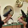 Kein Duell, sondern ein Miteinander im Dienst der guten Sache. Janine Bradaric (links) und Luzi Michel waren früher Kolleginnen, jetzt hat jede ihren eigenen Salon. Einig sind sie sich auch in der Einschätzung, dass es wichtig ist, Menschen mit wenig Geld und in prekären Situationen etwas Gutes zu tun. Kein Duell, sondern ein Miteinander im Dienst der guten Sache. Janine Bradaric (links) und Luzi Michel waren früher Kolleginnen, jetzt hat jede ihren eigenen Salon. Einig sind sie sich auch in der Einschätzung, dass es wichtig ist, Menschen mit wenig Geld und in prekären Situationen etwas Gutes zu tun.