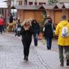 Zu eng gestellt, da ist im Notfall kein Durchkommen mehr für Feuerwehrfahrzeuge: Die Buden des Weihnachtsmarkts in der Hauptstraße vor dem Abbau am Montag. Zu eng gestellt, da ist im Notfall kein Durchkommen mehr für Feuerwehrfahrzeuge: Die Buden des Weihnachtsmarkts in der Hauptstraße vor dem Abbau am Montag.