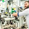 Schaeffler baut mechatronische Wankstabilisatoren in Schweinfurt: Hier macht Max Brattain, Mitarbeiter in der Montage, ein solches Modul versandfertig. Das Bauteil ist für Schaeffler zum Verkaufsschlager geworden.