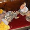 Die Figuren warten auf der Kirchenbank bis sie aufgestellt werden. Die Figuren warten auf der Kirchenbank bis sie aufgestellt werden.