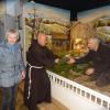 Günter Metz (rechts), Pater Georg Andlinger und Anni Metz haben die Krippe in der Klosterkirche am Kreuzberg aufgebaut. Günter Metz (rechts), Pater Georg Andlinger und Anni Metz haben die Krippe in der Klosterkirche am Kreuzberg aufgebaut.
