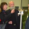 Zwei musizierende Engel sind unter anderem in der Ausstellung in Schloß Glücksburg in Römhild zu sehen. Dieter Frank zeigte diese gemeinsam mit seiner Partnerin Regina Kürschner Bürgermeister Heiko Bartholomäus (rechts) und der Museumsleiterin von Schloss Glücksburg, Kerstin Schneider (vorne links). 