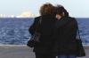 Zwei Frauen blicken von der Ägäisinsel Paros aus aufs Meer hinaus – dorthin, wo die griechische Fähre „Express Samina“ am 26. September 2000 gesunken ist.