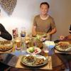 Gemeinsam Kochen in der Wohngemeinschaft: Marco Fritscher (links), Christian Köppel (Mitte) und Mohamad Awata lassen es sich schmecken. Gemeinsam Kochen in der Wohngemeinschaft: Marco Fritscher (links), Christian Köppel (Mitte) und Mohamad Awata lassen es sich schmecken.