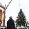 Weihnachten kann kommen: Mitarbeiter des städtischen Gartenamtes stellten am Montag eine 20 Meter hohe Tanne aus Arnstein am unteren Markt in Würzburg auf.  
