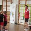 Sebastian Landeck verteilt Springseile unter den Schülern. Sebastian Landeck verteilt Springseile unter den Schülern.