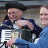 Musikus Michael Schneider (im Bild mit Tochter Melanie) war es, der vor 30 Jahren die Kermes in Unterwaldbehrungen ins Leben rief. Seit dieser Zeit begleiten die „Dorfmusikanten“ die Kermesjugend beim Hofroi durch das Dorf. Schneiders Aufgabe war es in diesem Jahr auch wieder, die einzelnen Kermespaare in Reimform vorzustellen und auch ein wenig auf die Schippe zu nehmen. Musikus Michael Schneider (im Bild mit Tochter Melanie) war es, der vor 30 Jahren die Kermes in Unterwaldbehrungen ins Leben rief. Seit dieser Zeit begleiten die „Dorfmusikanten“ die Kermesjugend beim Hofroi durch das Dorf. Schneiders Aufgabe war es in diesem Jahr auch wieder, die einzelnen Kermespaare in Reimform vorzustellen und auch ein wenig auf die Schippe zu nehmen.