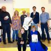 Die Gestalter und Organisatoren des IGU-Weinfestes (von links): Rezitator Hansjörg Ewert, Bettina Bötsch und Xaver Schorno (1. Vorsitzende der IGU), Silas Bischoff, Jakob Ewert und Jakob Kleinschrot (Musik und Gesang). Auf dem Bühnenrand sitzend: Winzerin Franziska Schömig (links) und Grafikerin Julia Schuller.