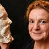 Die Bildhauerin Alexandra Beate Pohlus mit einer Kopie der Totenmaske König Ludwigs II.
