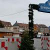 Mit Betonklötzen wird die Zufahrt zum Weihnachtsmarkt in Schweinfurt vor möglichen Anschlägen durch Fahrzeuge gesichert. In den Haßbergen gibt es solche fest installierten Abwehreinrichtungen nicht.