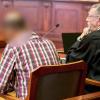 Der wegen Mordes an Sophia Lösche angeklagte Marokkaner Boujeema L. im Landgericht Bayreuth neben seinem Anwalt Karsten Schieseck (rechts).