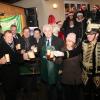 Auch ein Weihnachtsbier gab es auf dem Kürnacher Weihnachtsmarkt. Bürgermeister Pal Hofmann aus Tököl in Ungarn zapfte mit seinem Bürgermeisterkollegen Thomas Eberth das erste Fass an.