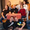 "Normal wäre schön". Zum Foto stellen sich die Mitglieder der Theatergruppe der Soldaten- und Reservistenkameradschaft Marktsteft mit vorne Achim Krämer und Matthias Haag sowie hinten (von links): Jürgen Krämer, Sabine Pfeiler, Michael Eisenhuth, Christine Hirsch, Marion Behringer und Luna Tanriverdi.O.