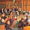 Kinder, Jugendliche und ERwachsene feiern zusammen in der Schulturnhalle der ehemaligen Cuspinian-Hauptschule einen etwas anderen Gottesdienst.