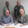 Christoph Kirchner (vorne rechts) und Karlheinz Roth (vorn links) unterzeichnen eine Kooperationsvereinbarung mit dem Ziel der Unterstützung der Privatwaldbesitzer. Darüber freuen sich auch FBG-Geschäftsführer Joachim Goebel (links) und Revierleiter Norbert Holzheimer.