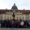 Die Gruppe der Wien-Reisenden im Innenhof von Stift Melk.