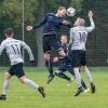 Es ist ungewöhnlich, dass Bergtheims Michael Lichtlein (Nummer 10) mal nicht vor dem Gegner – hier Christian Schwarz von der SG Sommerhausen/Winterhausen – an den Ball kommt.