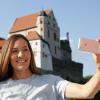 Tritt als Landratskandidatin der Freien Wähler im Landkreis Aschaffenburg an: Maili Wagner, geborene Machat, aus Lohr (jetzt Laufach), hier vor der Kulisse der Burg Alzenau.