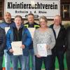 Der Kreisvorsitzende Eberhard Schorr (links) zeichnete erfolgreiche Rassegeflügelzüchter aus (ab zweiter von links): Rainer Katzmann, Bernhard Then, Helmut Fritzges und Stephanie Manger. Es gratulierten (von rechts) Ostheims Bürgermeister Ulrich Waldsachs und der Vorsitzende des örtlichen KTZV Detlev Berkes. Der Kreisvorsitzende Eberhard Schorr (links) zeichnete erfolgreiche Rassegeflügelzüchter aus (ab zweiter von links): Rainer Katzmann, Bernhard Then, Helmut Fritzges und Stephanie Manger. Es gratulierten (von rechts) Ostheims Bürgermeister Ulrich Waldsachs und der Vorsitzende des örtlichen KTZV Detlev Berkes.