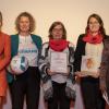 Petra (Mitte) und Hanna Flockerzi (Dritte von rechts) vom TSV Prosselsheim mit den Moderatorinnen der Lotte-Gala, Nele Schenker (Zweite von links) und Shary Reeves (Zweite von rechts) sowie Jugendspielerinnen des SC Würzburg und einer Mitarbeiterin der Firma "Personal Hofmann" aus Nürnberg.