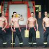Für einen Kalender haben Würzburger Feuerwehrleute die Hüllen fallen lassen.