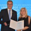 Bayerns Gesundheitsministerin Melanie Hummel zeichnete Professor Dr. Bernd Griewing mit der Bayerischen Staatsmedaille aus.
