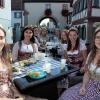 Gemeinsam mit Thüngersheims Weinprinzessin Charlotte Stephan (Bildmitte hinten links) freuten sich auf einem der Lesewagen auch die Weinprinzessinnen der benachbarten Weinorte bei der "Letzten Fuhre" über den Lese-Abschluss. Gemeinsam mit Thüngersheims Weinprinzessin Charlotte Stephan (Bildmitte hinten links) freuten sich auf einem der Lesewagen auch die Weinprinzessinnen der benachbarten Weinorte bei der "Letzten Fuhre" über den Lese-Abschluss.