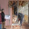 Es tut sich schon einiges in der ehemaligen Schule von Willmars, überzeugten sich Bettina Eisenbrand und Architekt Alfred von Soden bei einem Rundgang auf der Baustelle.
