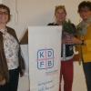 Der Katholische Frauenbund Rhön-Grabfeld lud zu einem Bildungsabend nach Brendlorenzen ein. Dabei wurde Referentin Renate Köller (Mitte) von Gisela Fleckenstein, 1. Vorsitzende des Zweigvereins Brendlorenzen (links), und Marianne Hillenbrand, Regionalvorsitzende (rechts), ein kleines Geschenk überreicht.