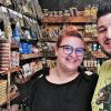 Eleni Zangelidou (27) und Vasilios Pissas (31) bieten frische Lebensmittel aus Griechenland.