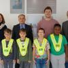 Leuchtfarbene Überwürfe für die Kinder der Carl-Sonnenschein-Schule. Unser Bild entstand bei der Übergabe und zeigt (von links): Claudia Langenberger, Lothar Zachmann, Tobias Strehler und Adi Schön.