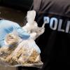 Ein Polizist zeigt in Tüten verpacktes Marihuana. Kiloweise hat ein Dealer aus NRW von 2015 bis 2017 zwei Schweinfurter Abnehmer mit "Gras" beliefert. Nun wurde er dafür verurteilt.