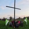 Soll auf die zunehmend schlechter werdenden Rahmenbedingungen in der Landwirtschaft hinweisen. Das grüne Kreuz nahe Unsleben mahnt stellvertretend für alle Landwirte im Kreis zu einer sachlichen und fruchtbaren Diskussion.