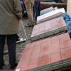 Fünf Pflastervarianten, drei rote und zwei graue, standen zur Auswahl. Aus dem geplanten behördeninternen Abstimmungsgespräch wurde ein weiterer Ortstermin mit den Anwohnern. Fünf Pflastervarianten, drei rote und zwei graue, standen zur Auswahl. Aus dem geplanten behördeninternen Abstimmungsgespräch wurde ein weiterer Ortstermin mit den Anwohnern.