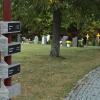 Bekannte und neuere Bestattungsformen vereint finden sich in Waldbrunns Neuen Friedhof. Am linken Bildrand zentral angebrachte kleine Steinquader, die auf Urnen in einer Ruhewiese hinweisen. Bekannte und neuere Bestattungsformen vereint finden sich in Waldbrunns Neuen Friedhof. Am linken Bildrand zentral angebrachte kleine Steinquader, die auf Urnen in einer Ruhewiese hinweisen.