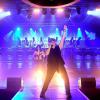 Am Freitag, 11. Oktober, gastiert ab 20.30 Uhr die Band „We salute You“ in der Stadthalle in Haßfurt. Das teilt das Kulturamt der Stadt Haßfurt mit. Dabei handelt es sich um eine international besetzte AC/DC-Tributeband, die laut der Ankündigung mit ihrer Show zu Ehren der australischen Rocklegende neue Maßstäbe setzt. Leadsänger Grant Foster, Gitarrengenie Nick Young, Baba Hail am Bass und Schlagzeuger Erwin Rieder seien bis 2017 als Bandmitglieder der AC/DC-Show „Barock“ europaweit auf Tournee gewesen. Ergänzt werde diese eingespielte Formation durch den AC/DC-Enthusiasten Kili Locke an der Rhythmusgitarre. Mit bis zu 21 Kanonen, einer überdimensionalen Höllenglocke, einer beeindruckenden Marshall-Backline und einer gigantischen Licht- und Tonanlage komme „We salute You“ dem Bühnenbild von AC/DC verblüffend nahe. Aber auch unter musikalischen Aspekten lassen die fünf Jungs keine Zweifel offen, heißt es in der Mitteilung aus dem Kulturamt. Denn die Formation beschäftige sich seit vielen Jahren mit dem Sound und der Performance ihrer Idole. Somit werde jeder Aufritt der Band zu einem unvergesslichen Konzert-Highlight, insbesondere für AC/DC-Fans. Karten für den Auftritt von „We salute You“ in der Stadthalle gibt es im Vorverkauf in der Geschäftsstelle des Haßfurter Tagblatt, Brückenstraße 14, in Haßfurt, ? (0 95 21) 17 14. (em)