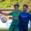Den Ball im Blick: Hains Agon Jashari (hinten) und Uettingens Jonathan Neger.