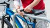 Das beste Schloss nutzt nichts, wenn man das Fahrrad wegtragen kann. Deswegen sollte das Rad stets an einen fest verankerten Gegenstand angekettet werden.