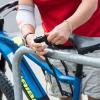 Das beste Schloss nutzt nichts, wenn man das Fahrrad wegtragen kann. Deswegen sollte das Rad stets an einen fest verankerten Gegenstand angekettet werden. Das beste Schloss nutzt nichts, wenn man das Fahrrad wegtragen kann. Deswegen sollte das Rad stets an einen fest verankerten Gegenstand angekettet werden.