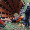 Auch die beiden Esten Knaur Veeber und Mikk Varik (von links), die die Waldmegaphone brachten und aufbauten, sind zufrieden. Der Standort ist perfekt, der Transport gelungen. Auch die beiden Esten Knaur Veeber und Mikk Varik (von links), die die Waldmegaphone brachten und aufbauten, sind zufrieden. Der Standort ist perfekt, der Transport gelungen.